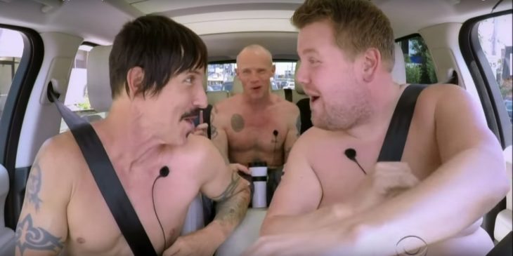 RHCP se desnudan y cantan en un auto