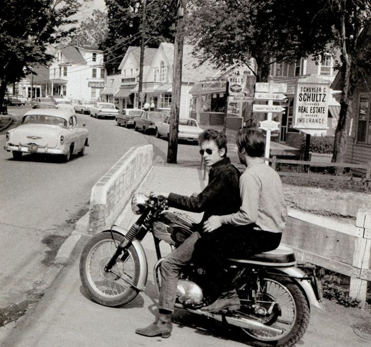 bob dylan en moto bco y negro