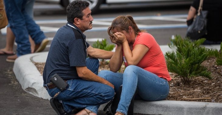 mujer sentada en el psi llorando hombre consolando