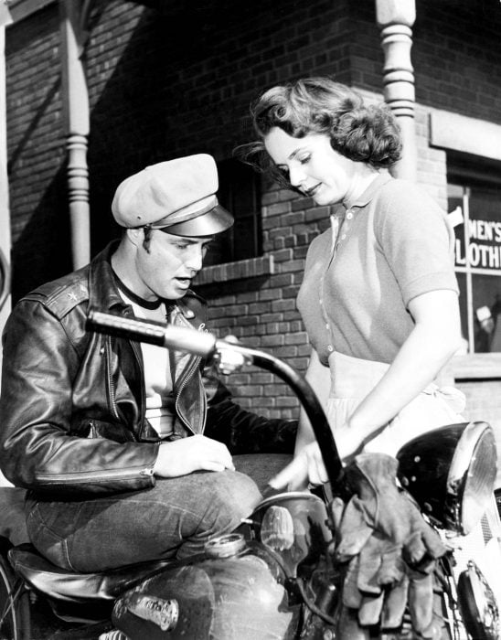 brando con chica en moto