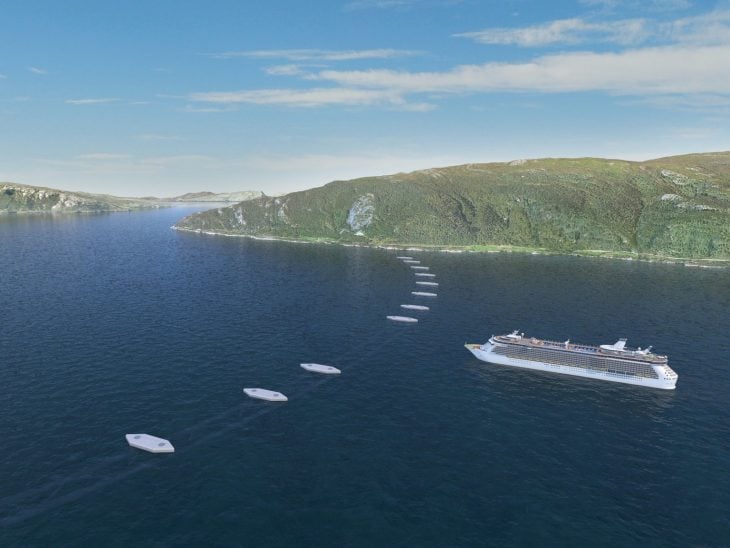 Barco en fiordo noruego