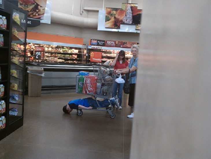 niño en carro walmart