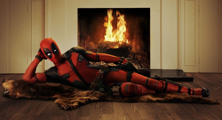 Deadpool frente a la chimenea