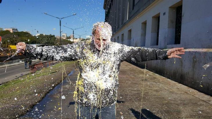 Se graduó y lo llenaron de espuma