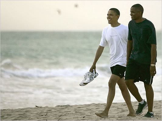 obama caminando en la playa