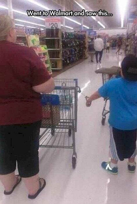 niño esposado en walmart