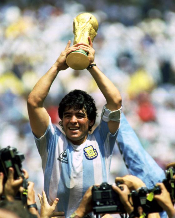 Maradona levanta la copa del mundo