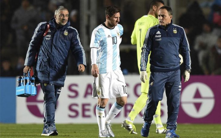 Messi acompañado del cuerpo técnico