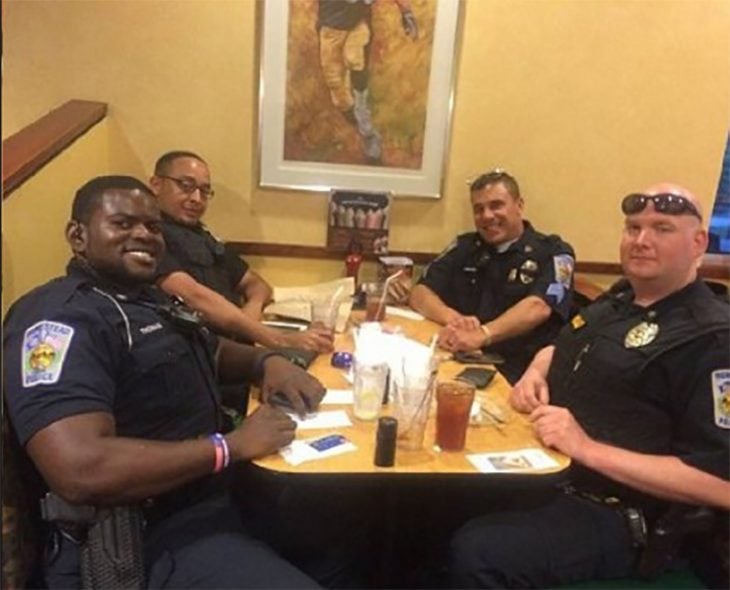 Policías cenando en restorán