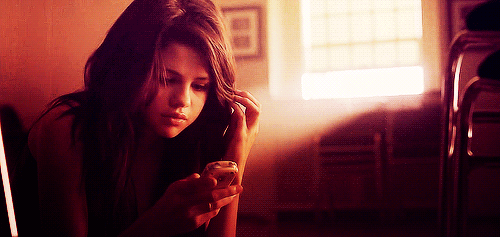 Selena Gomez al teléfono