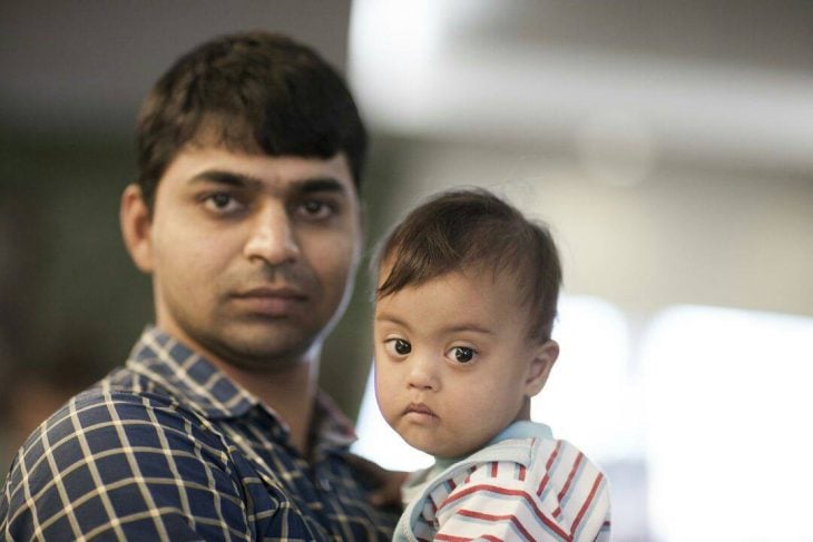 hombre hindu con niño cargado