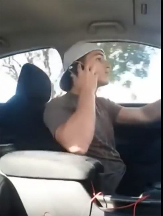 Hablando por teléfono en el auto