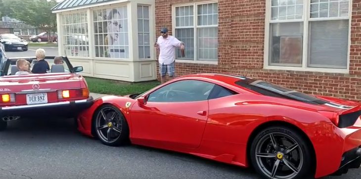 Mujer se sube a Ferrari de 300 mil dólares