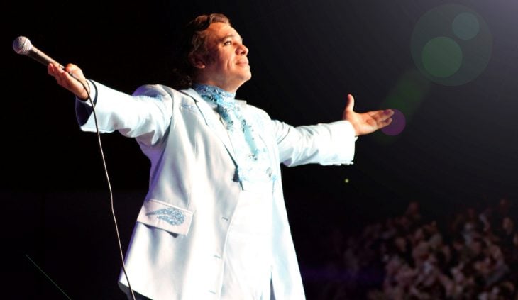 Juan Gabriel cantando