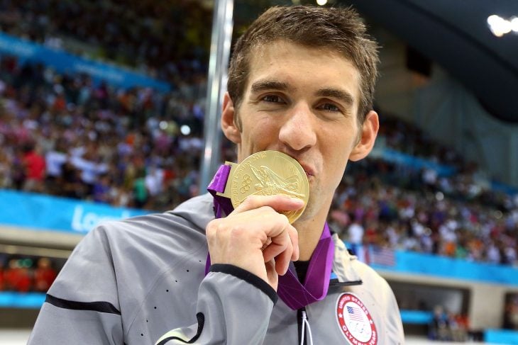 Michael Phelps besa su medalla de oro