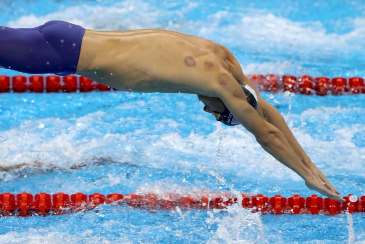 phelps círculos rojos en la espalda