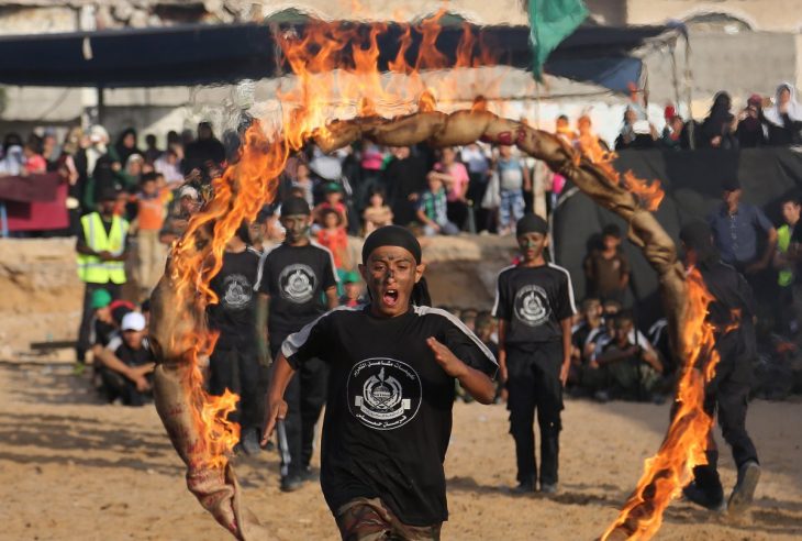 joven salta en fuego