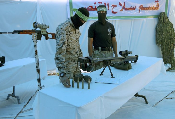 hombres revisan arma