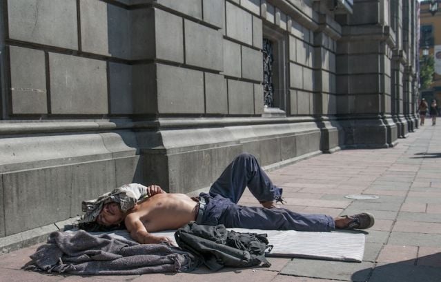 Hombre durmiendo en la calle