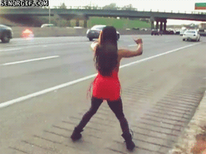 gif mujer bailando en la carretera