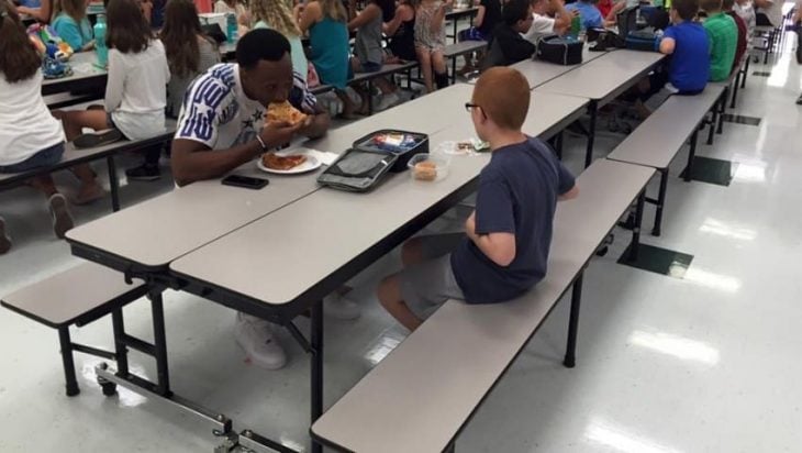 niño y jugador comiendo