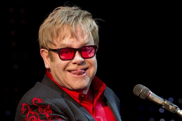 Elton John sacando la lengua