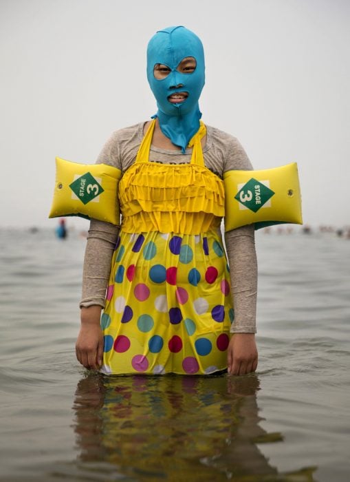 Mujer china usando un facekini