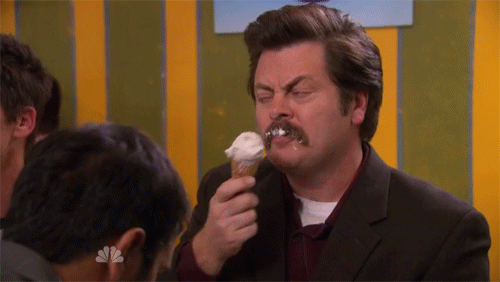 hombre comiendo helado gif
