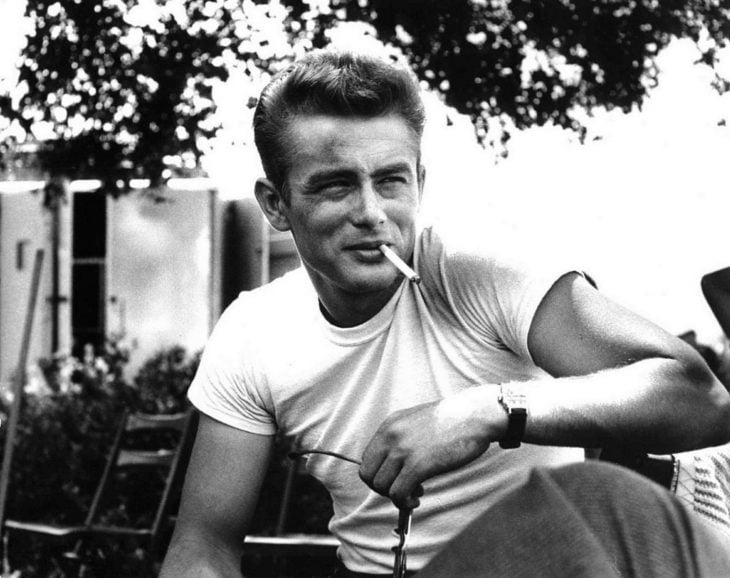 James Dean fumando un cigarrillo