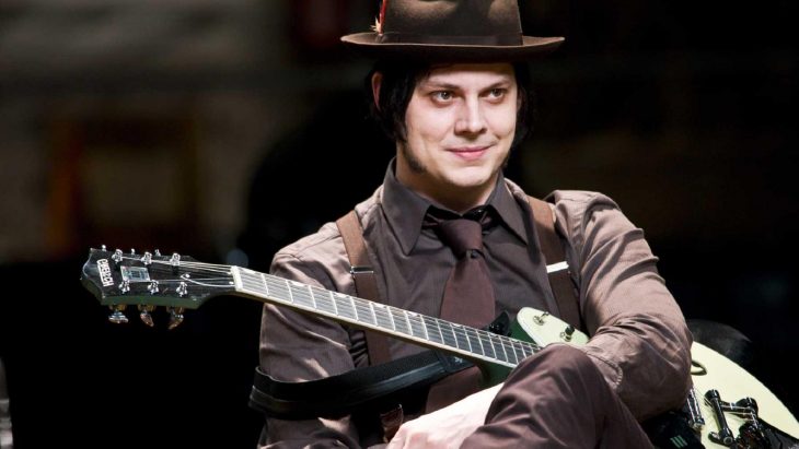 Jack White sostiene su guitarra