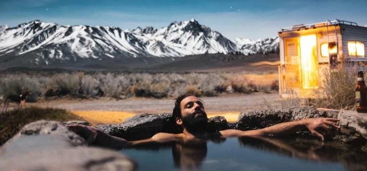 hombre en jacuzzi