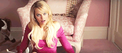 Margot Robbie con vestido rosa