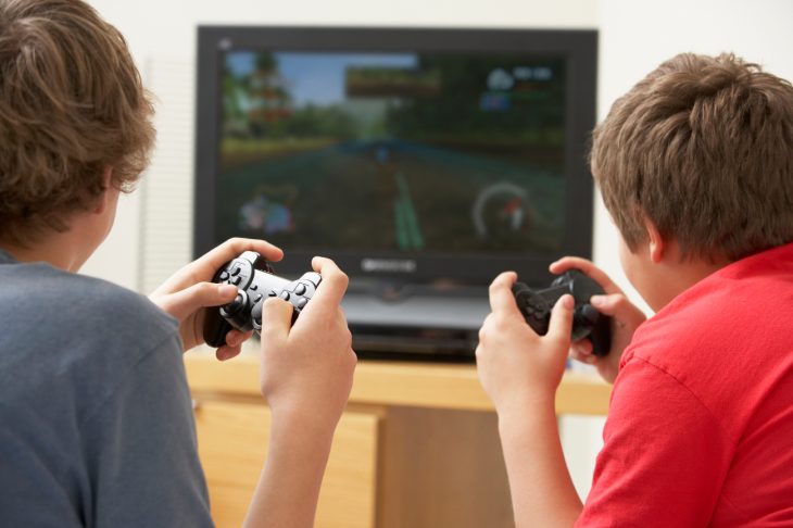 Niños jugando videojuegos