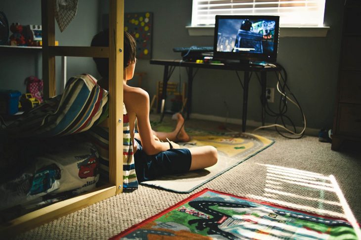 Niño jugando videojuegos