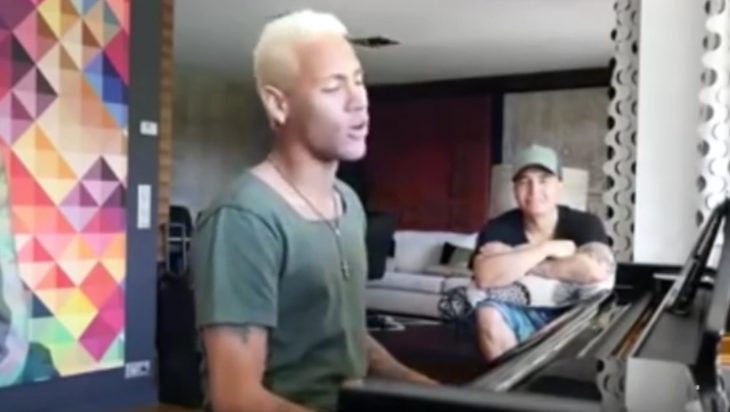 Neymar cantando y tocando piano