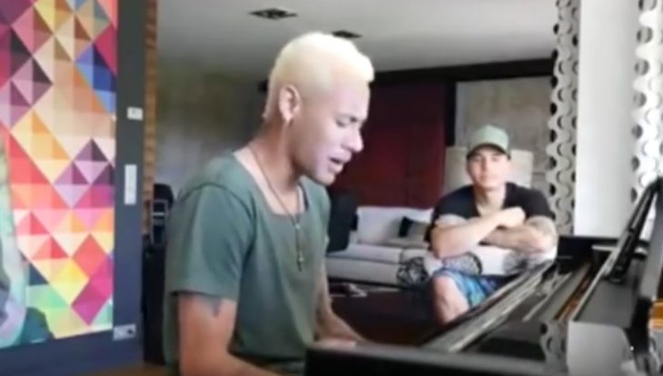 Neymar cantando y tocando piano