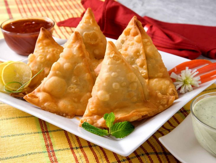 Platillo de samosas