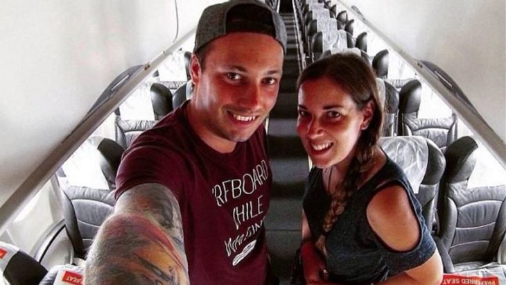 Pareja se toma selfie en avión