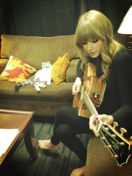 Taylor Swift toca la guitarra