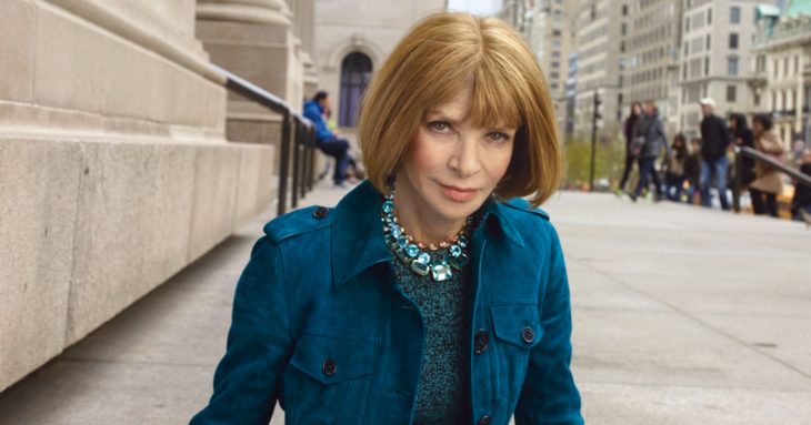 Anna Wintour con abrigo azul