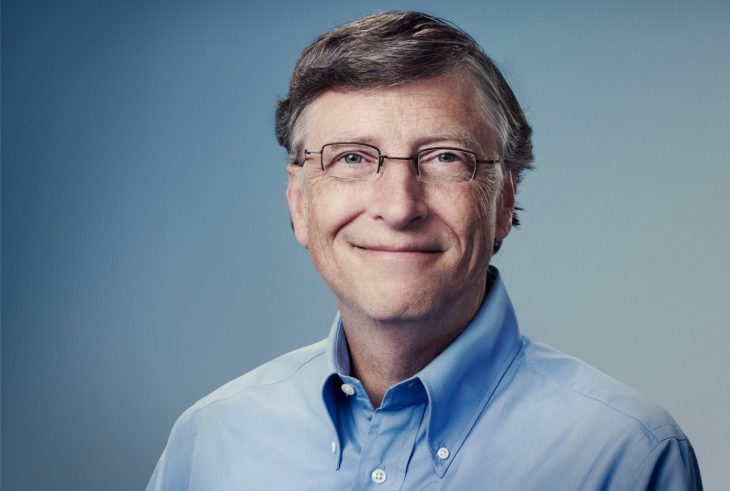 Bill Gates con camisa azul