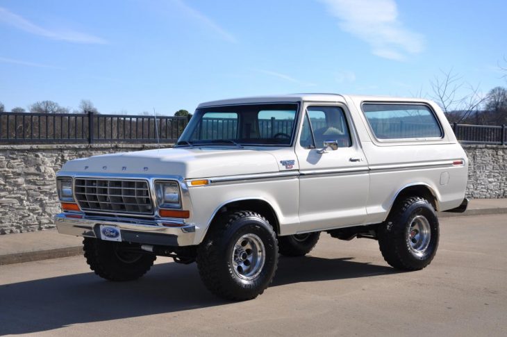 Ford Bronco blanca