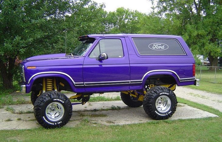 Ford Bronco morada y alta