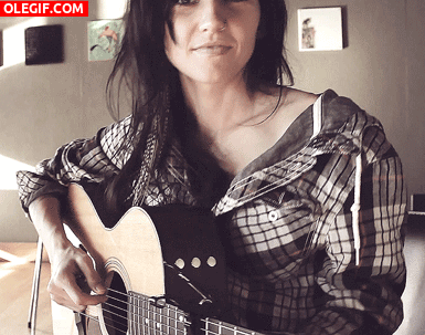 Mujer tocando guitarra
