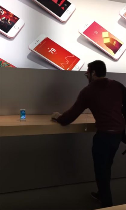 Hombre destruye teléfonos en tienda Apple