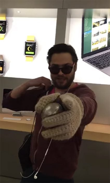 Hombre destruye teléfonos en tienda Apple