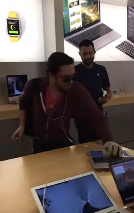 Hombre destruye teléfonos en tienda Apple