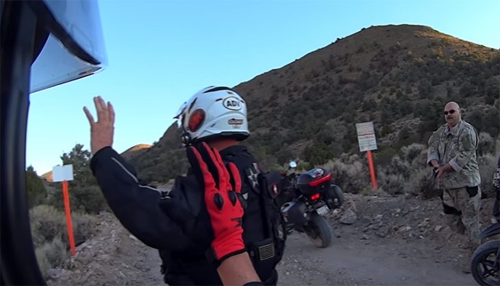 Motociclistas en el Área 51