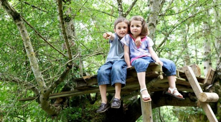 Pareja de niños abrazados