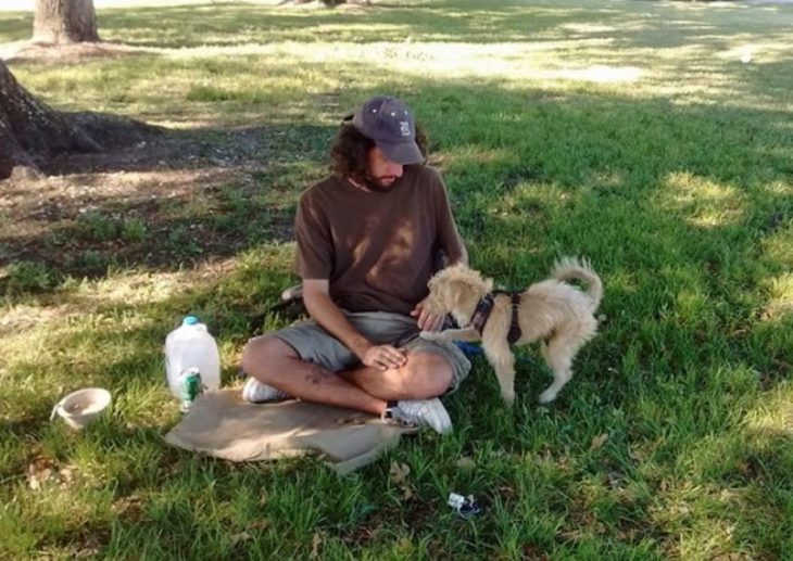 Hombre con su perro en el parque